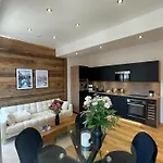 Le Chalet De L\'Horloge